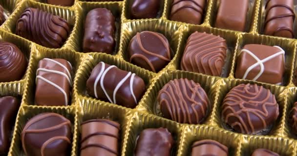 Вибір Пралінів Молоком Темним Шоколадом Коробці Люблю Концепцію Шоколаду Цукерок — стокове відео