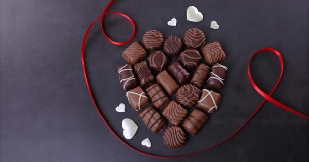 Schokoladenpralinen Herzförmig Auf Schwarzem Hintergrund Valentinstag Konzept Liebe Schokolade Und — Stockvideo