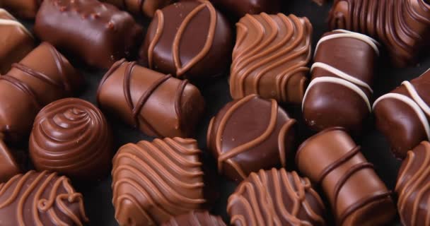 用牛奶和黑巧克力对李子进行分类 喜欢巧克力和糖果的概念 Dolly Shot — 图库视频影像
