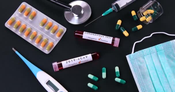 Krevní Zkumavka Obsahující Coronavirus Stetoskopický Teploměr Pilulky Virus Test Výzkum — Stock video