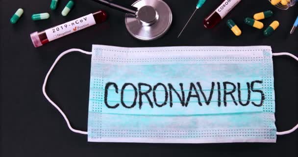 Προστατευτική Ιατρική Μάσκα Κείμενο Coronavirus Και Ιατρικές Αμπούλες Στηθοσκόπιο Θερμόμετρο — Αρχείο Βίντεο