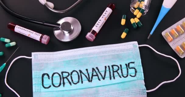 Προστατευτική Ιατρική Μάσκα Κείμενο Coronavirus Και Ιατρικές Αμπούλες Στηθοσκόπιο Θερμόμετρο — Αρχείο Βίντεο