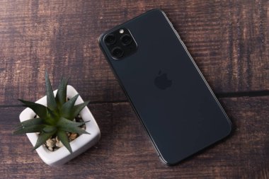 Galati, Romanya, 20 Şubat 2020: Yeni Iphone 11 Pro Max. IPhone 11 Pro, Apple Inc. tarafından geliştirilen bir akıllı telefon şirketidir..