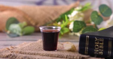 Cemaat kavramını ele alalım. Şarap ve ekmek sembolleri. İsa Mesih 'in kanı ve bedeni ve kutsal İncil. Paskalya Bayramı ve Lord Supper konsepti. Dolly 4K çekti.
