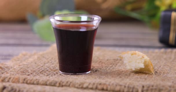 聖書との交わりの概念 ワインとイエス キリストの血と体のパンのシンボルを取ります イースター過越と主の晩餐の概念 ドリーショット4K — ストック動画