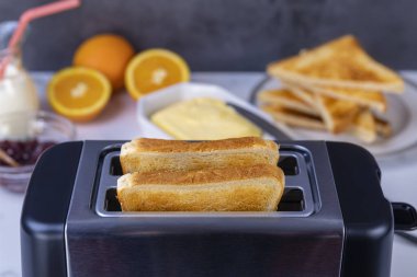 Tost makinesinden harika tost dilimleri geliyor. Sağlıklı kahvaltı yemekleri ve ısıtma teknolojisi konsepti. Harika bir dilime odaklan..