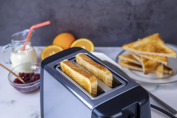 トースターから出てくる偉大なトーストのスライス 健康的な朝食食品や暖房技術の概念 偉大なスライスに焦点を当てます — ストック写真