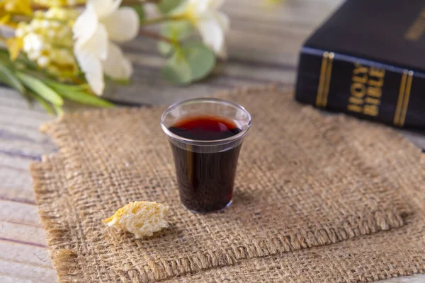 Cemaat kavramını ele alalım. Şarap ve ekmek sembolleri. İsa Mesih 'in kanı ve bedeni ve kutsal İncil. Paskalya Bayramı ve Lord Supper konsepti cama odaklanıyor..