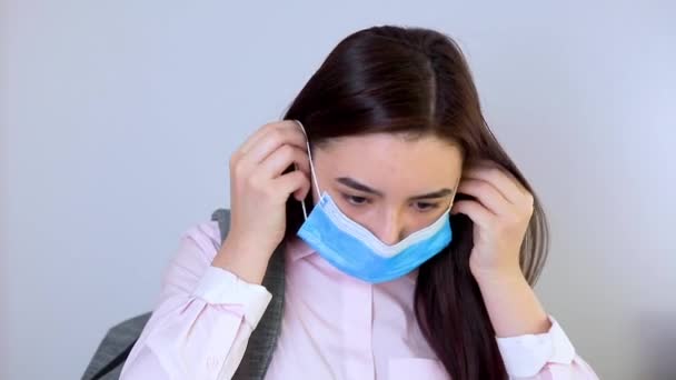 Een Schoolmeisje Met Een Rugzak Die Een Masker Haar Gezicht — Stockvideo