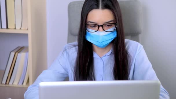 Geschäftsfrau Mit Maske Gesicht Bei Der Arbeit Büro Während Der — Stockvideo