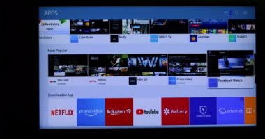 Akıllı TV 'deki favori video uygulamaları arasında aranıyor: YouTube, Netflix, Prime Video, Rakuten TV. Dolly 4K çekti.