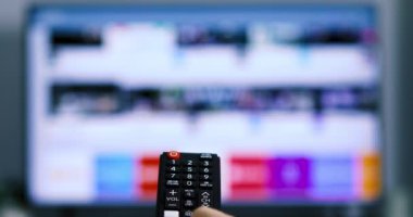 Akıllı TV 'de uzaktan kumandalı uygulamalara erişiliyor. Akıllı televizyonda farklı uygulamalar arasında arama yapmak. 4k