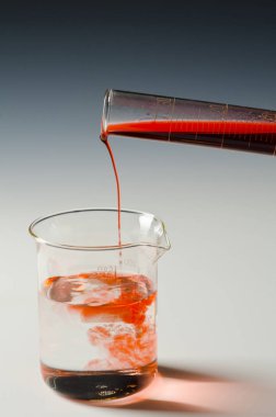 Fizik. Karışan sıvılar. 1 / 4 resim serisi.