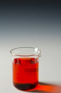 Fizik. Karışan sıvılar. 4 / 4 resim serisi.