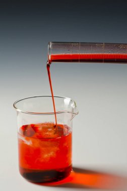 Fizik. Karışan sıvılar. 3 / 4 resim serisi.