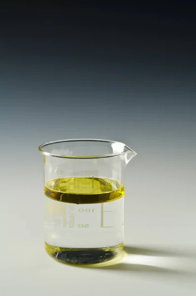 Natuurkunde. Onmengbare vloeistoffen, olie en water. Serie. 4 0f 4. — Stockfoto