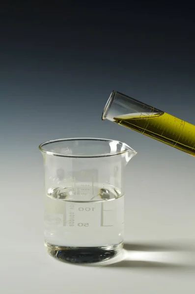 Physics. Immiscible fluids, oil and water. Series. 1 0f 4. — Stock Photo, Image