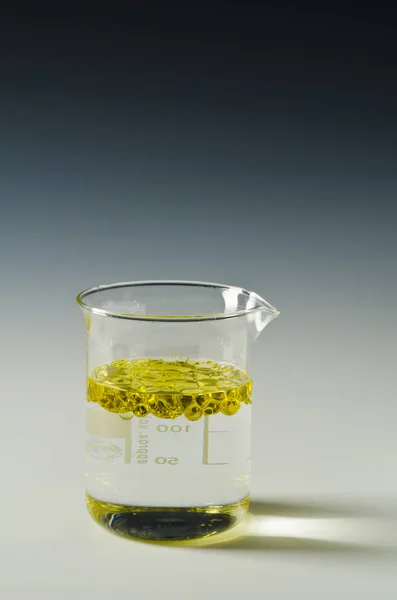Natuurkunde. Onmengbare vloeistoffen, olie en water. Serie. 3 0f 4. — Stockfoto