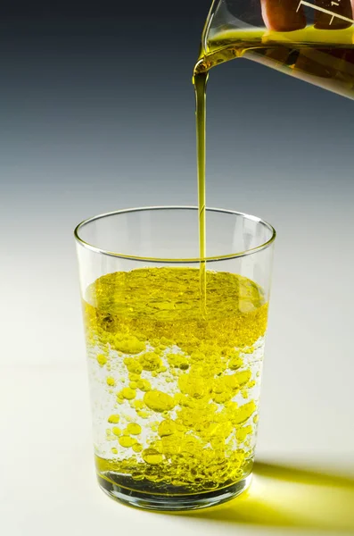 Physik. unmischbare Flüssigkeiten, Öl und Wasser. 3 von 4 Bildserien. — Stockfoto