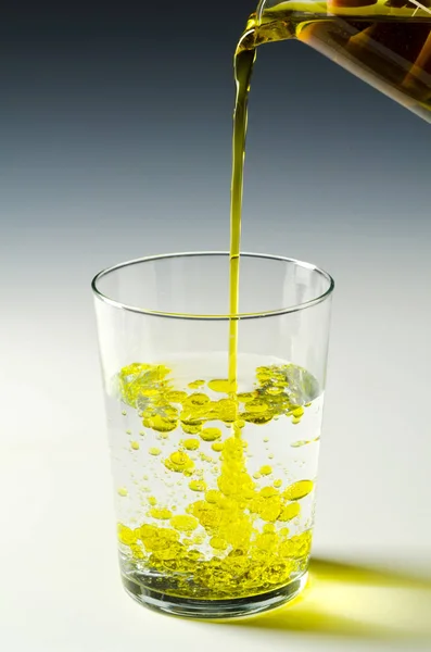 Physics. Immiscible fluids, oil and water. 1 of 4 image series. — Stock Photo, Image