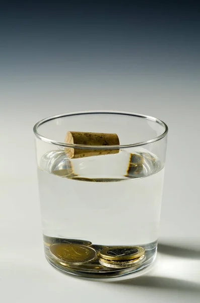 Fizika. Nehéz és könnyű tárgyakat-a víz. — Stock Fotó