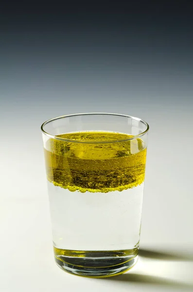 Fyzika. Nemísitelných kapalin, oleje a vody. 4 řady 4 obrázek. — Stock fotografie