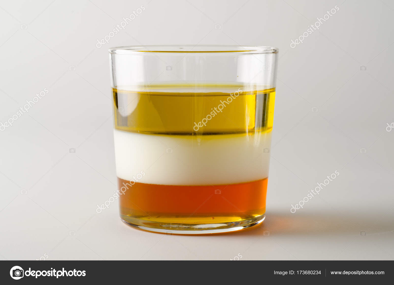 Опыт с солью и водой. Эксперимент с несмешивающимися жидкостями. Плотности бумажных стаканчиков. Опыт несмешивающиеся жидкости. Цветная вода в стакане.