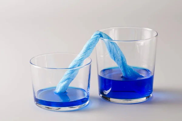 Fysik. Kapillaritet. Färgat vatten är på väg upp genom pappershandduk. — Stockfoto