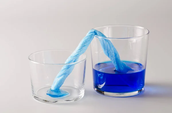 Natuurkunde. Capillariteit. Gekleurd water gaat omhoog via papieren handdoek. — Stockfoto