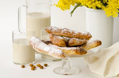 Kaplan fındık süt ve fartons. Horchata de chufa.