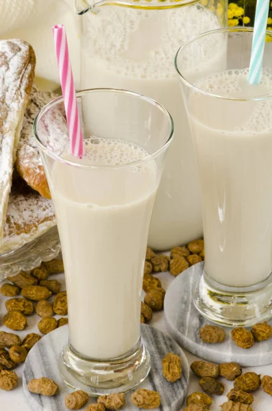 Du lait de noix de tigre et des tartelettes. Horchata de chufa . — Photo