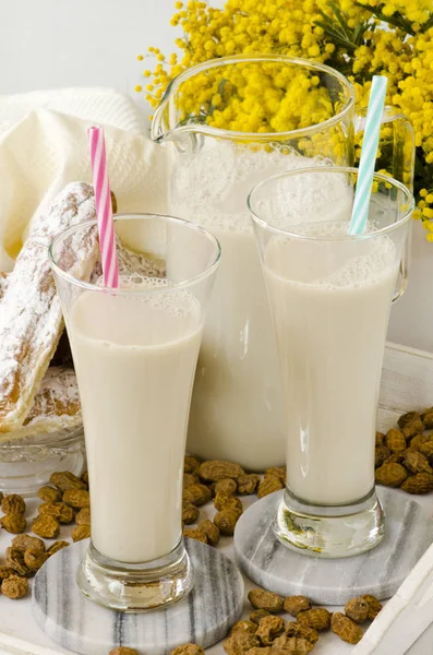 Tiger nut milk and fartons. Horchata de chufa. — Stock Photo, Image