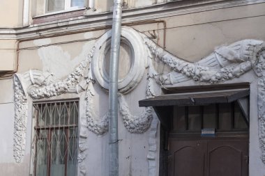 Bina, bas-reliefs mimari,