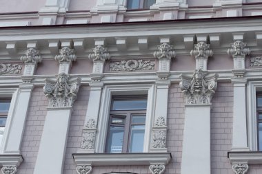 Bina, bas-reliefs mimari,