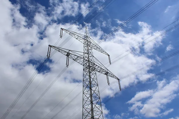 フィールド上の高電圧送電鉄塔 — ストック写真