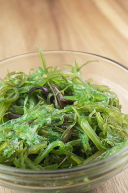 Küçük cam bir kasede susamlı wakame salatası