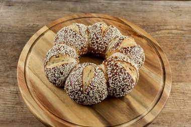 Tahtaya susamlı sodyum kringle.