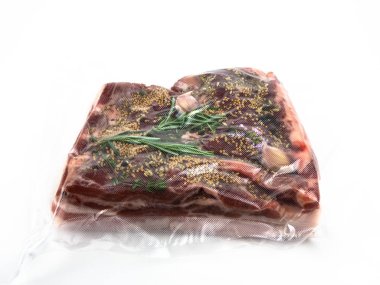 Baharatlı domuz eti düşük sıcaklıkta pişirmeye hazır.