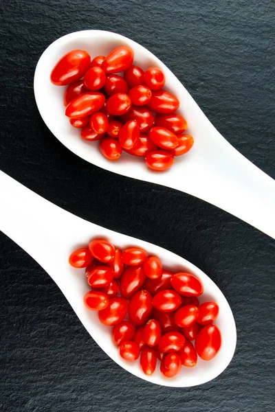Fresh goji berries in white porcelain spoons — Stock Photo, Image