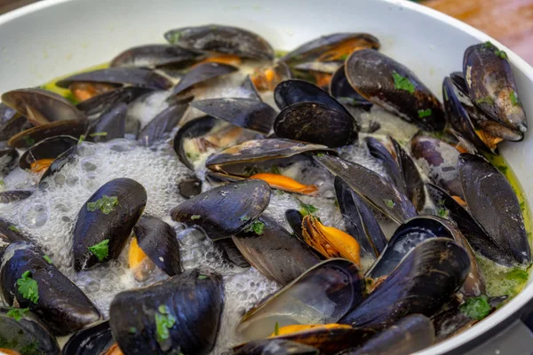 Cozze blu bollenti nel vino bianco primo piano — Foto Stock