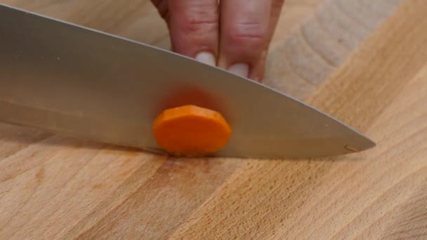 Разрезание Моркови Ломтики Разделочной Доске Кухонным Ножом Крупным Планом — стоковое видео