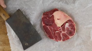 Et satırını beyaz ambalaj kağıdına koyup ahşap kesim tahtası üst görüşü 4K 'ya yerleştiriyorum.