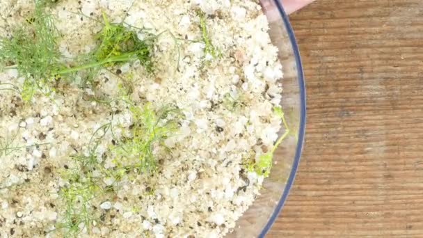手正在把海盐 香菜籽和新鲜的干杂草混合在一起 — 图库视频影像