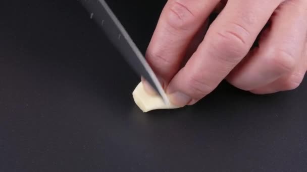Розрізати Зубчик Часнику Шматки Чорній Обробній Дошці Кухонним Ножем Крупним — стокове відео
