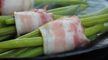 Tavada kızartılmış yeşil fasulye dilimlenmiş domuz pastırması yakın plan 4K