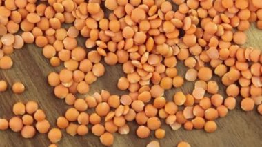 Tahta bir üst görünümde kırmızı mercimek döner arka plan dokusu yakın çekim