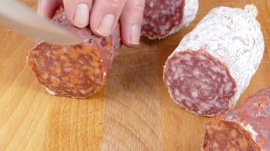 İtalyan salamını dilimleyip tahta kesme tahtasında 4 km dilimleyeceksin.