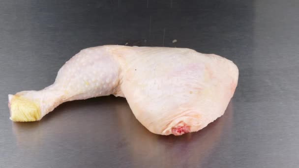 Umieszczenie Surowego Nóżki Kurczaka Stole Stali Nierdzewnej Przyprawy — Wideo stockowe
