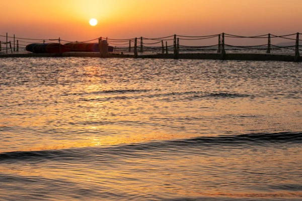 Güzel sarı gün doğumu. sabah siluetleri