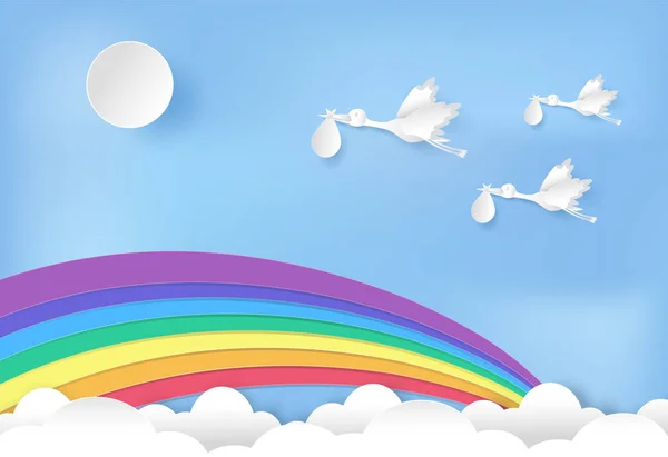 Arte di carta di cicogna che vola con bambino e arcobaleno su sfondo di carta cielo blu — Vettoriale Stock